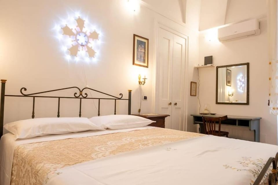 Bedroom, air conditioner