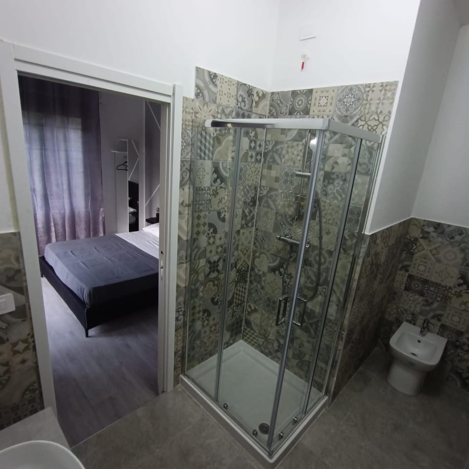 Shower, Toilet, Bathroom, Photo of the whole room, towels