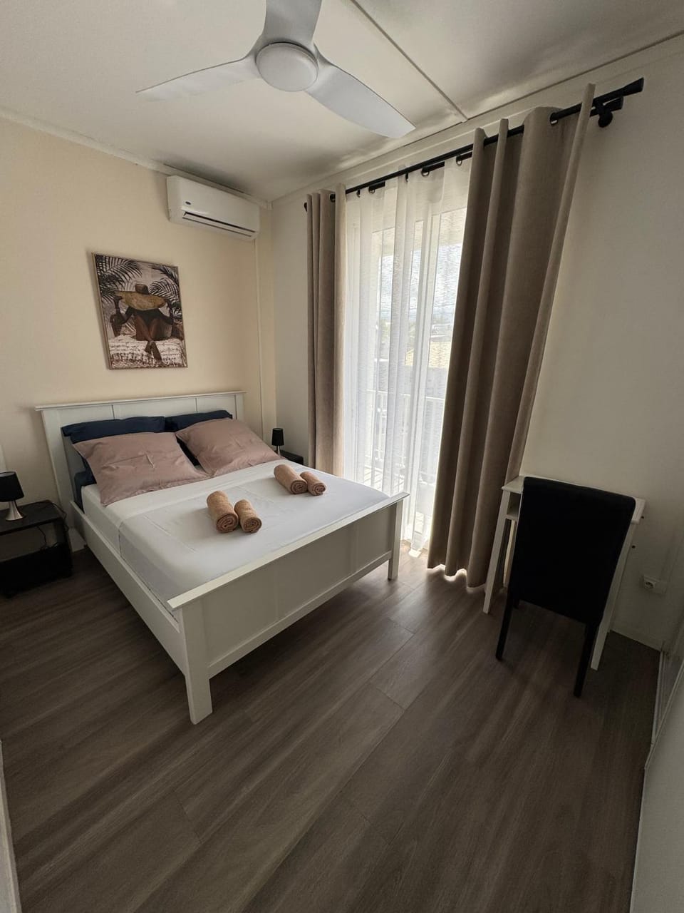 Photo of the whole room, Bedroom