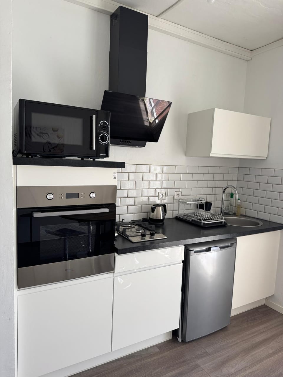 Kitchen or kitchenette, microwave, oven, stove
