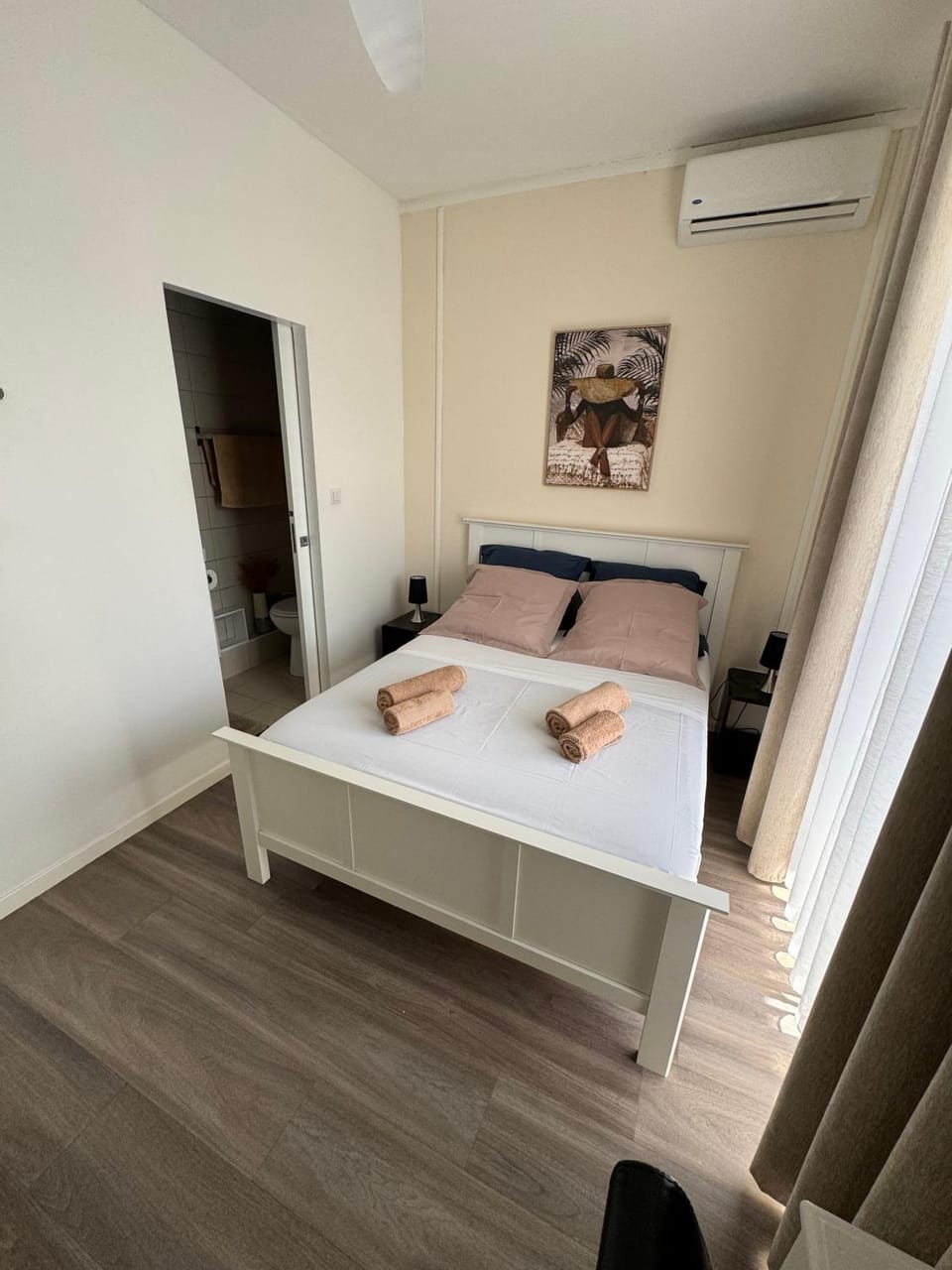 Photo of the whole room, Bedroom