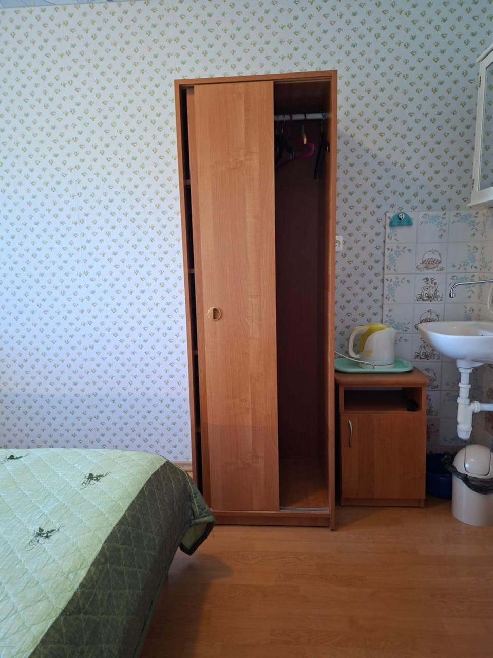 Photo of the whole room, wardrobe