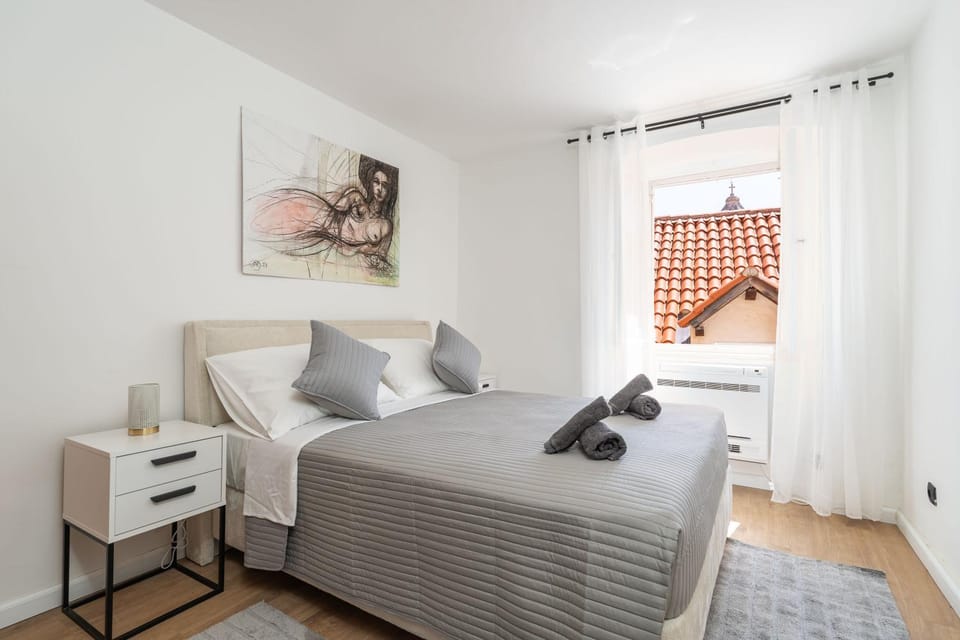 Bed, Photo of the whole room, Bedroom, towels