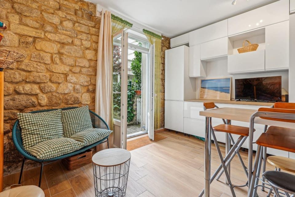 Kitchen or kitchenette, Seating area