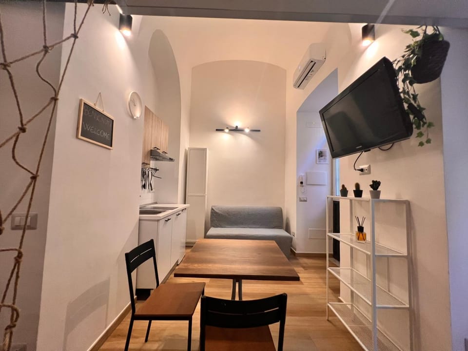 Kitchen or kitchenette, Living room, Seating area, Dining area