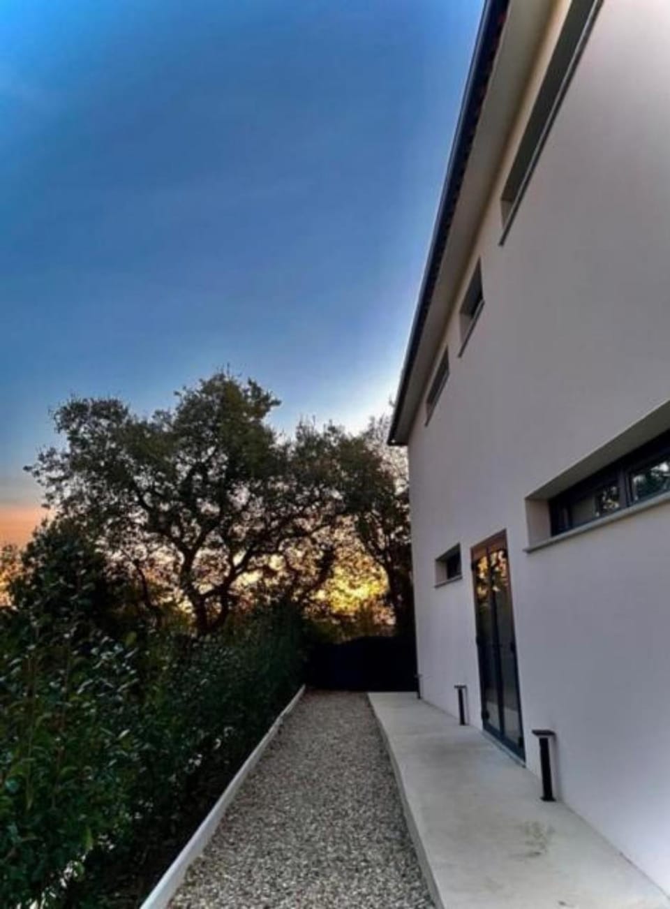 Property building, Spring, Day, Garden, Garden, Time of day, Parking