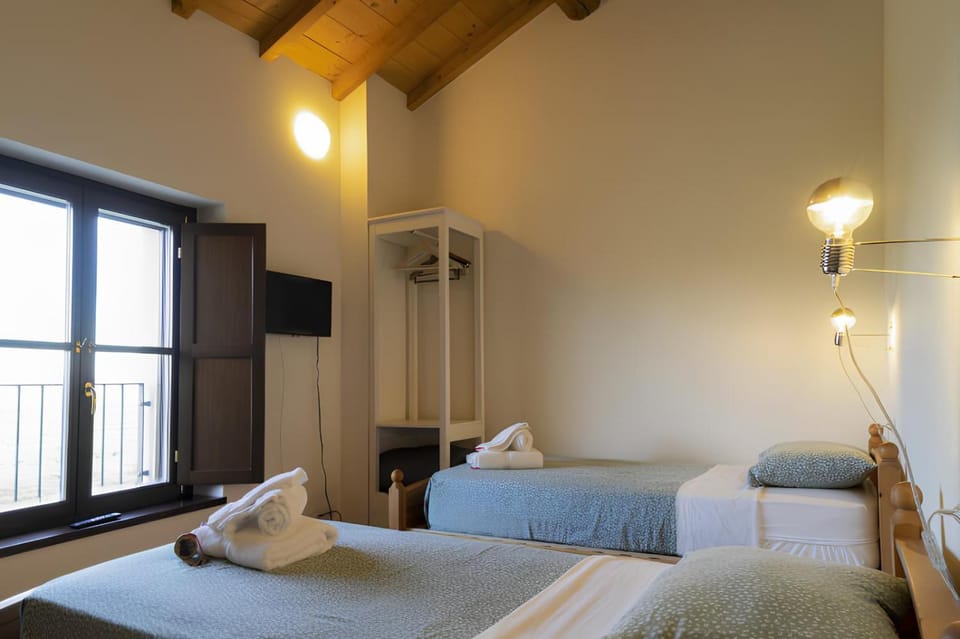 Bed, TV and multimedia, Photo of the whole room, Bedroom, towels