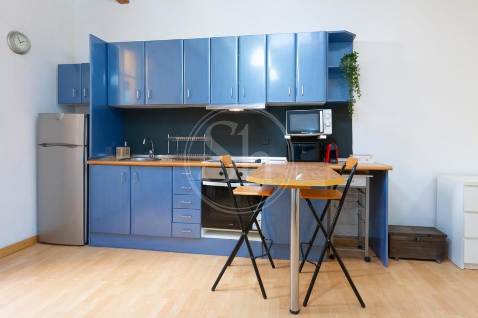 Kitchen or kitchenette, Dining area, oven
