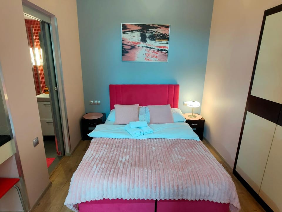 Photo of the whole room, towels, wardrobe