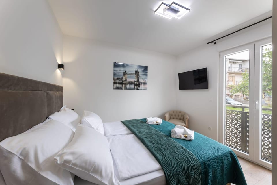 Bed, TV and multimedia, Bedroom