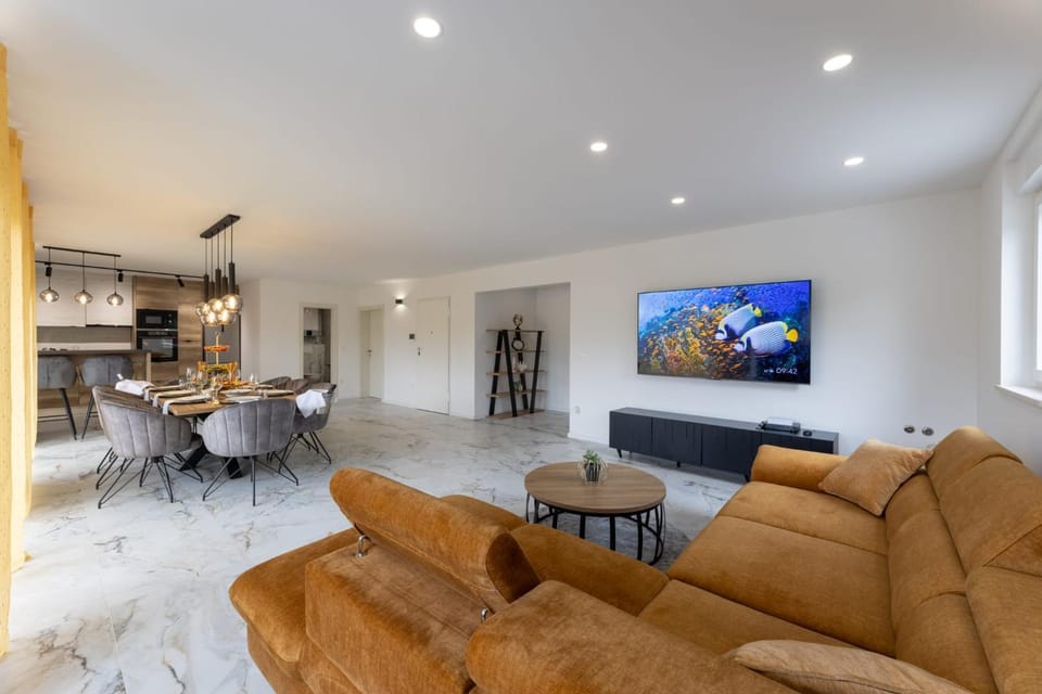TV and multimedia, Kitchen or kitchenette, Living room, Seating area, Dining area