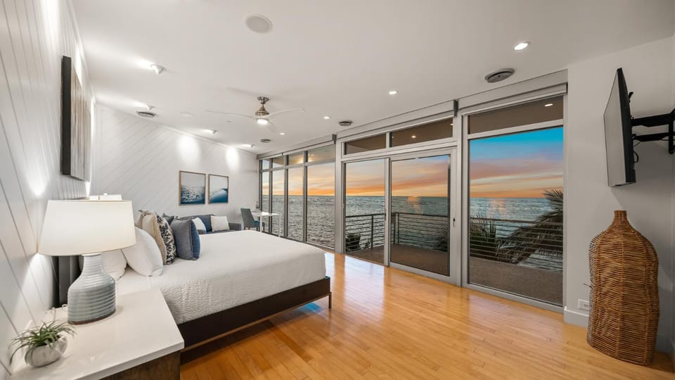 Bed, Natural landscape, View (from property/room), Balcony/Terrace, Living room, Photo of the whole room, Seating area, Bedroom, Sea view