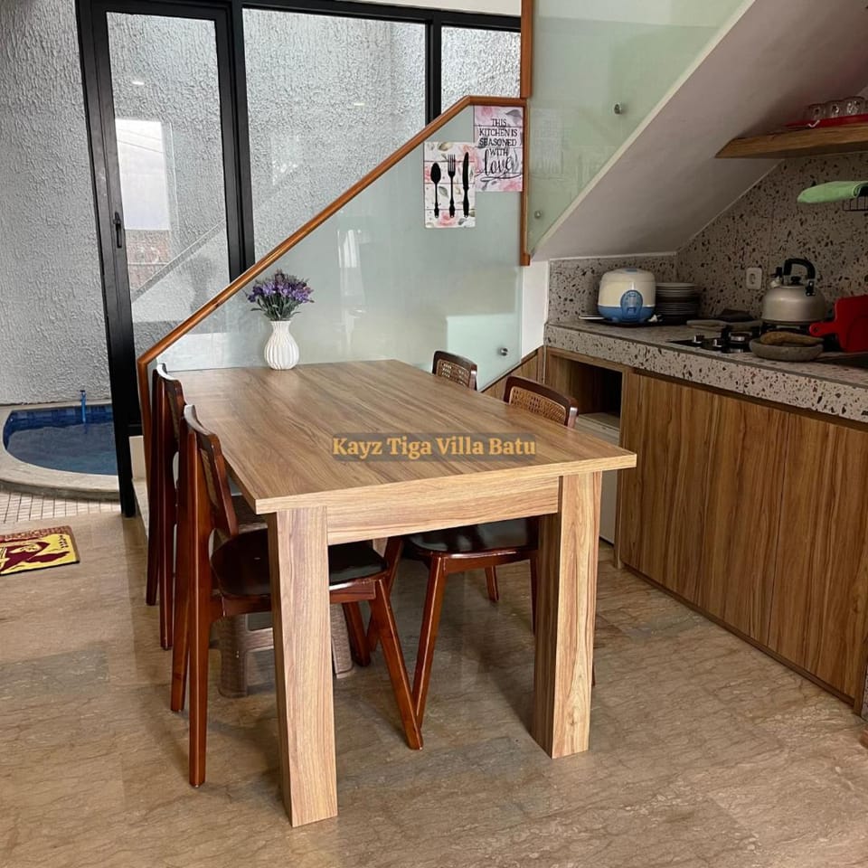 Kitchen or kitchenette, Dining area, stove