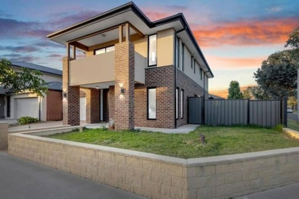 Luxurious 4 Bedroom Home in Prime Location House in Truganina