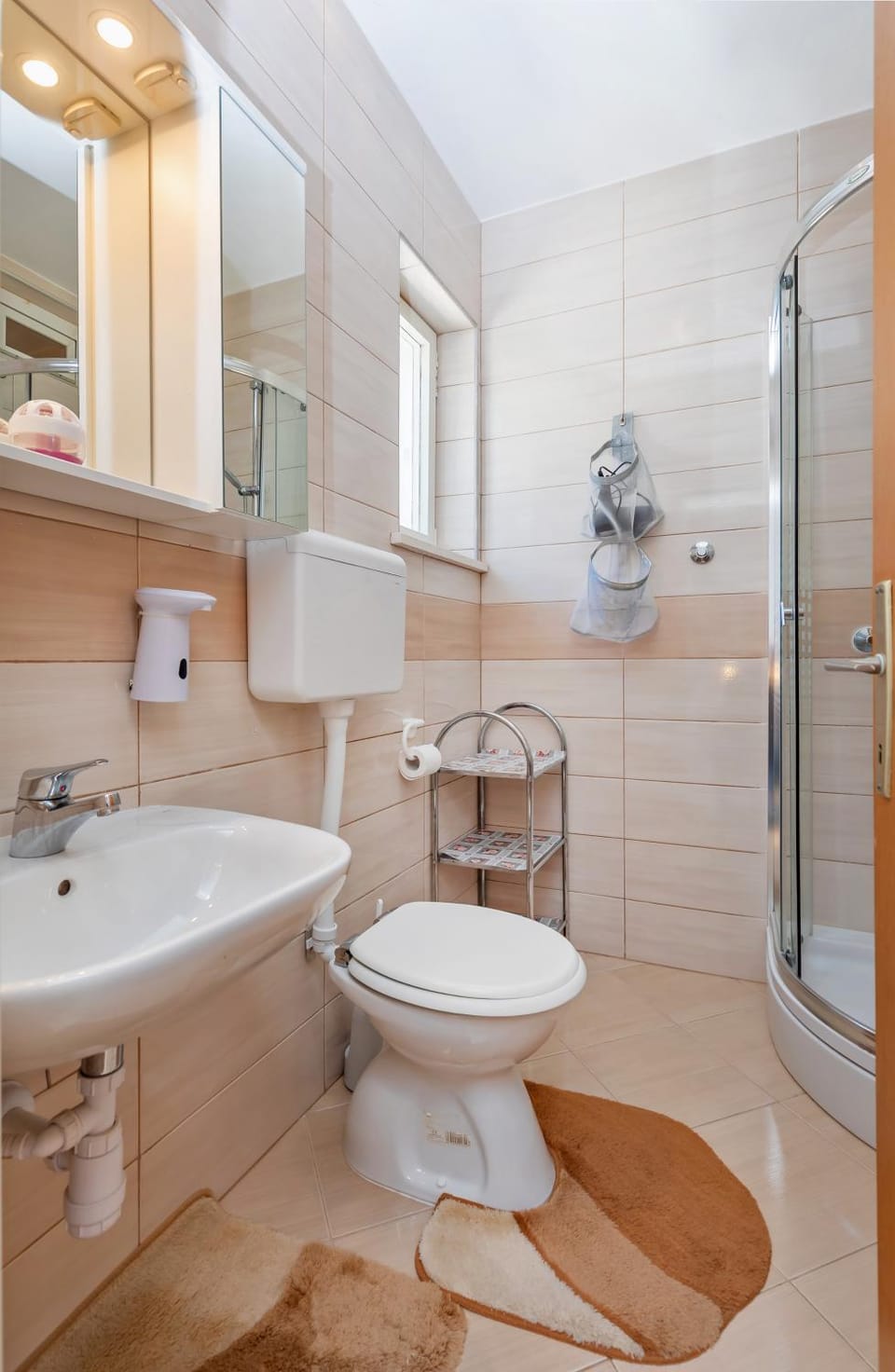 Shower, Toilet, Bathroom, towels