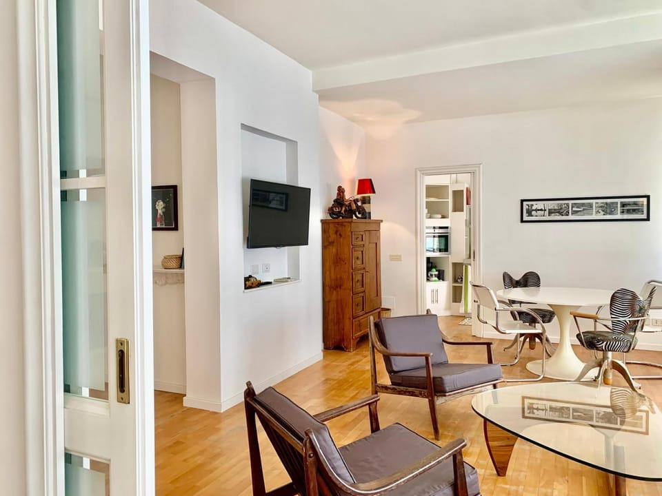TV and multimedia, Living room, Seating area, Dining area