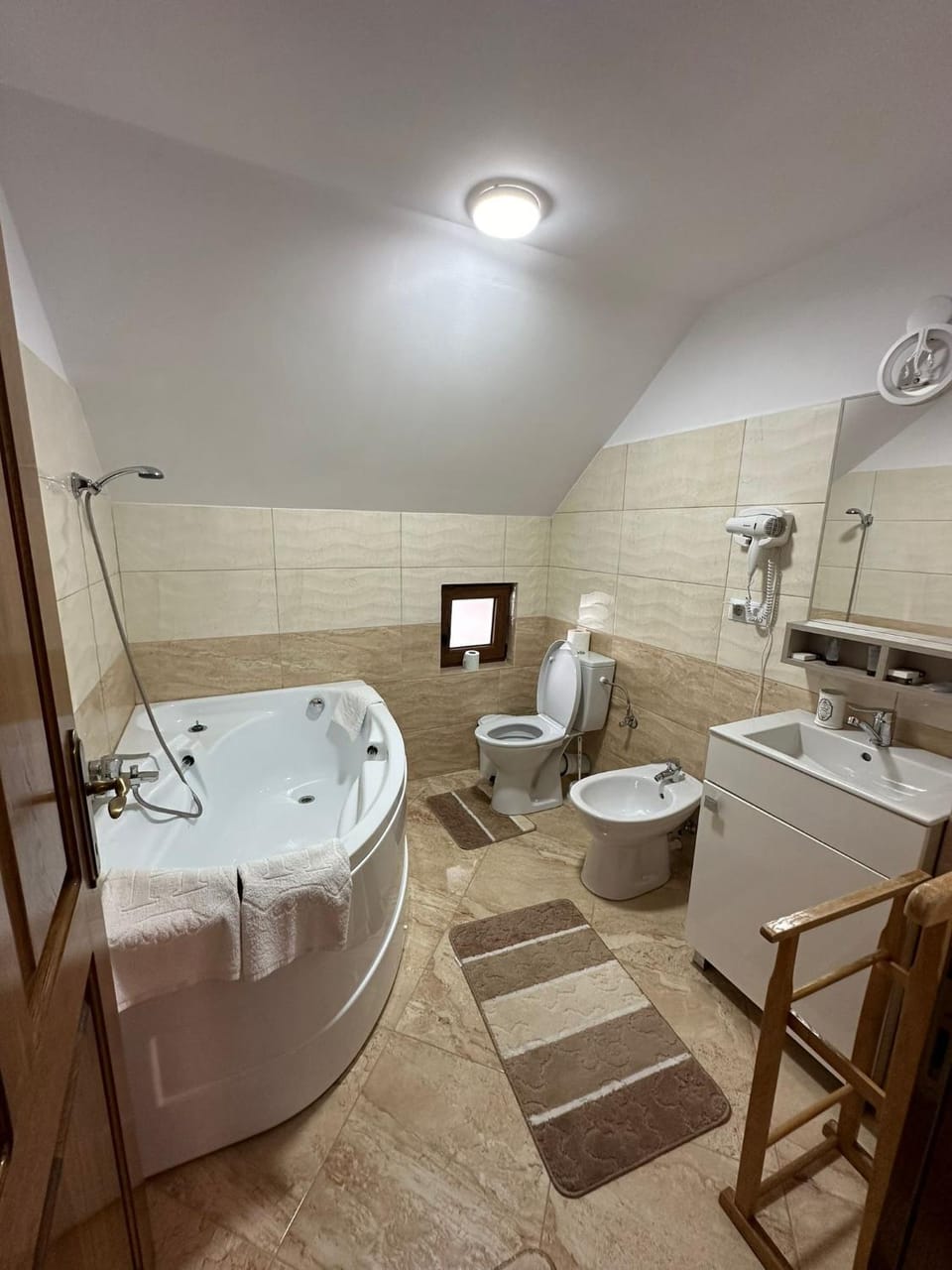 Toilet, Bathroom, Bath, bidet, towels