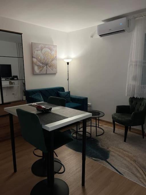 Living room, Seating area, air conditioner