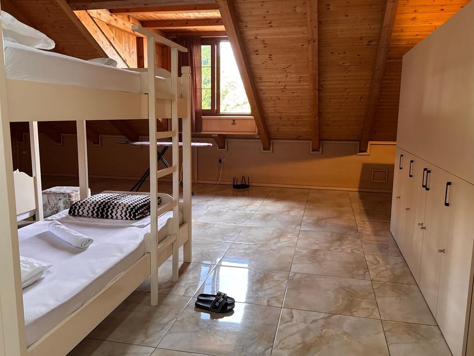 Bed, Photo of the whole room, bunk bed, towels