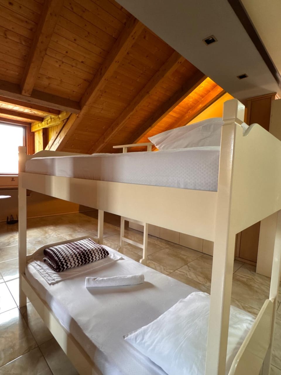 Bed, Bedroom, bunk bed, towels