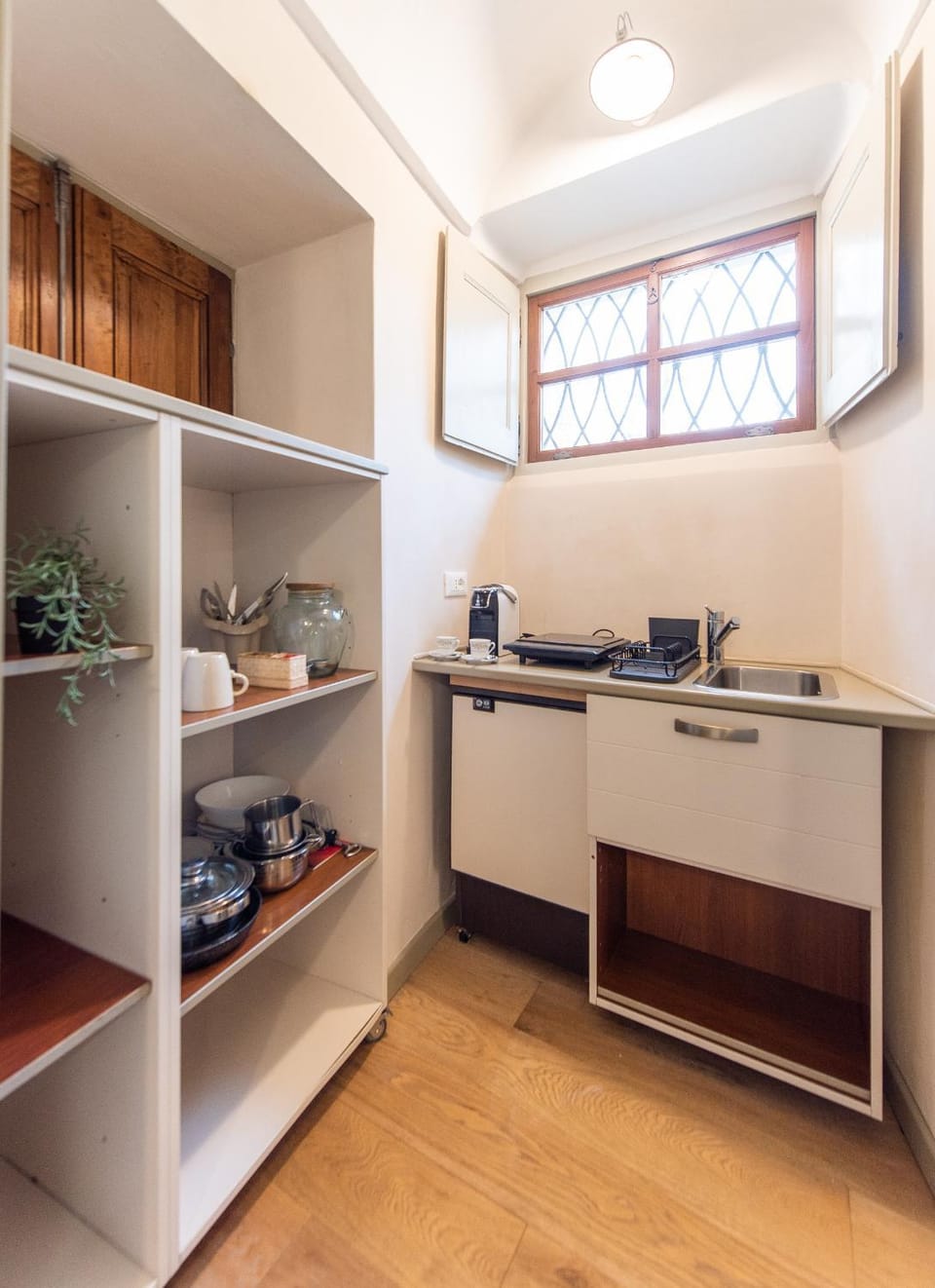 Coffee/tea facilities, Kitchen or kitchenette, stove