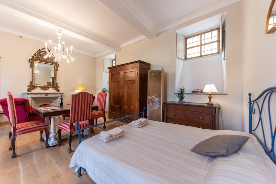 Bed, Living room, Photo of the whole room, Seating area, Bedroom, wardrobe