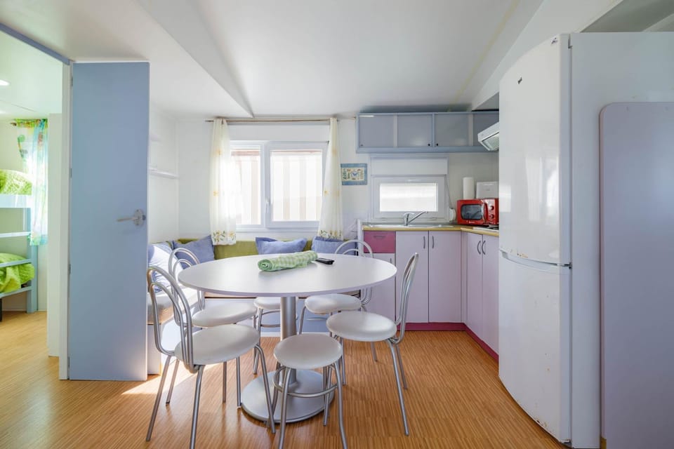 Property building, Kitchen or kitchenette, Living room