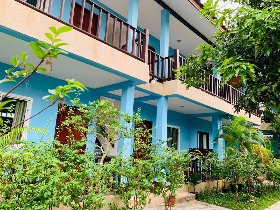 Property building, Facade/entrance, Day, Balcony/Terrace