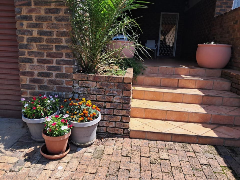 15 Kameeldoring 2-bedroomed self-catering unit, Clubview Vacation rental in Pretoria