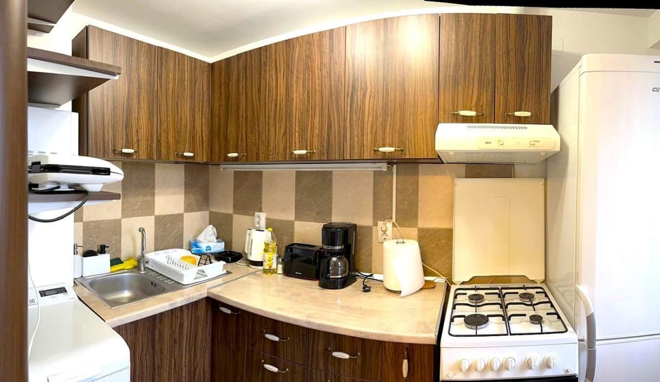 Coffee/tea facilities, oven, stove, toaster, washing machine, kitchen