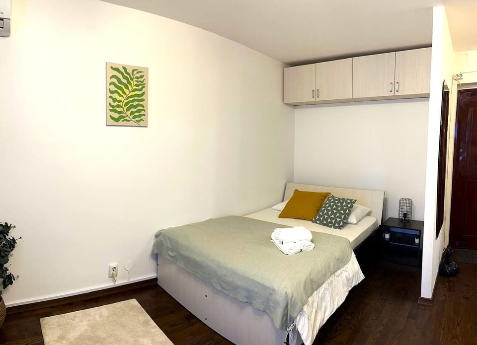 Bed, Bedroom, heating, internet, storage, towels