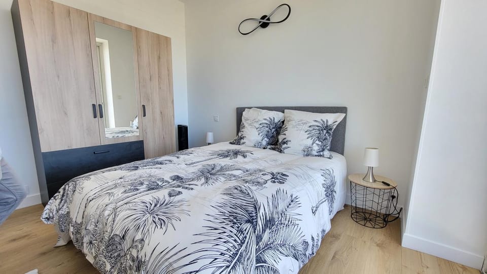 Bed, Photo of the whole room, Bedroom, wardrobe