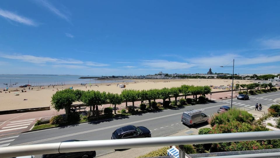 Neighbourhood, Beach, Sea view, Location