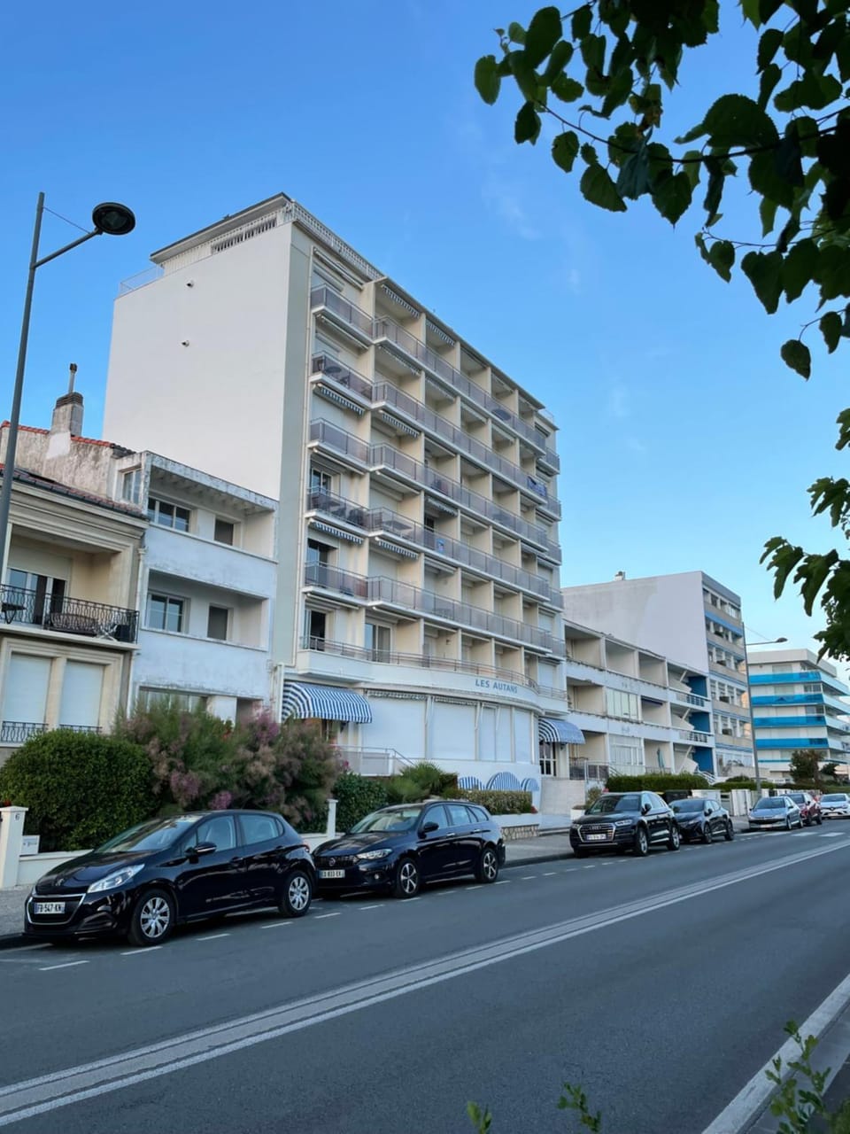 Property building, Neighbourhood, Location