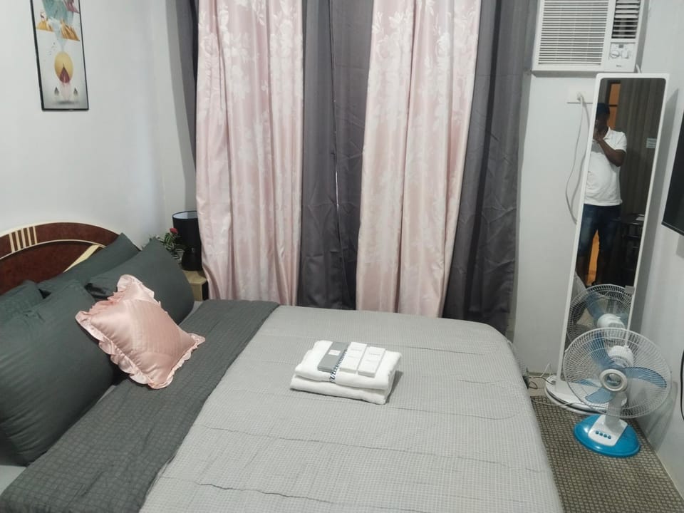 Bed, Photo of the whole room, Seating area, Bedroom, towels, air conditioner
