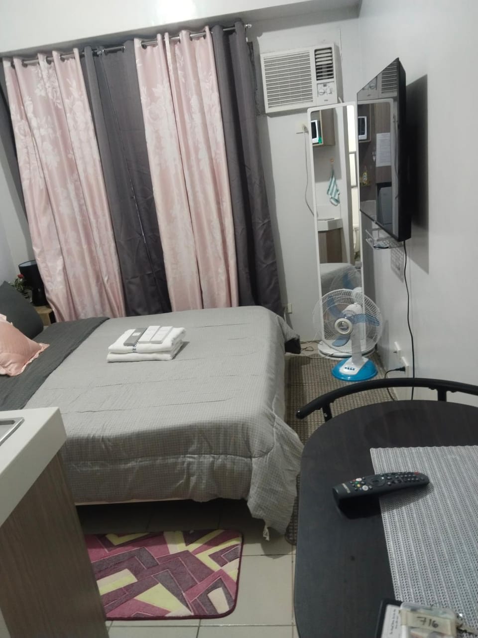 Bed, TV and multimedia, Photo of the whole room, Seating area, air conditioner