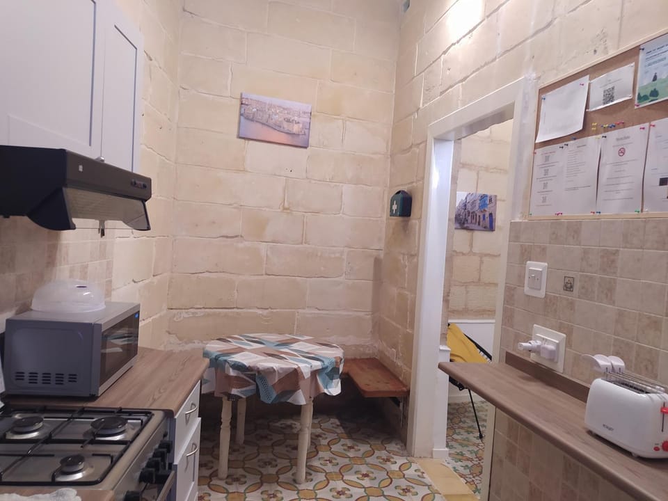 Coffee/tea facilities, Kitchen or kitchenette, Dining area, stove, toaster