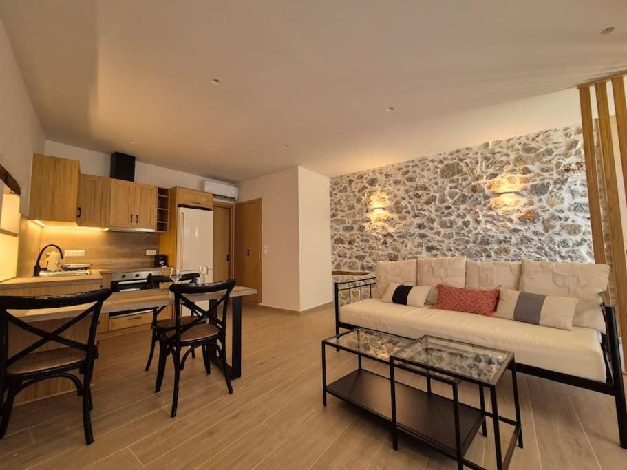 Kitchen or kitchenette, Living room, Seating area, Dining area, oven