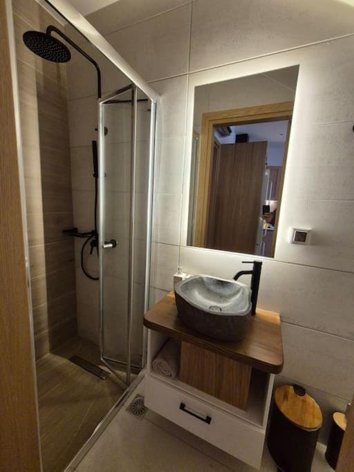 Shower, towels