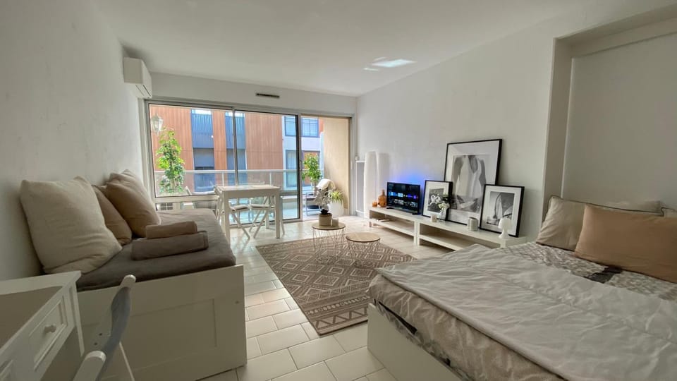 Bed, TV and multimedia, Living room, Photo of the whole room
