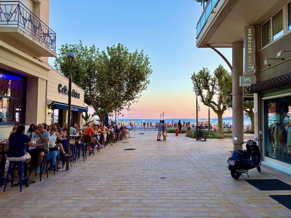 Restaurant/places to eat, Neighbourhood, Beach, Evening entertainment, Sea view