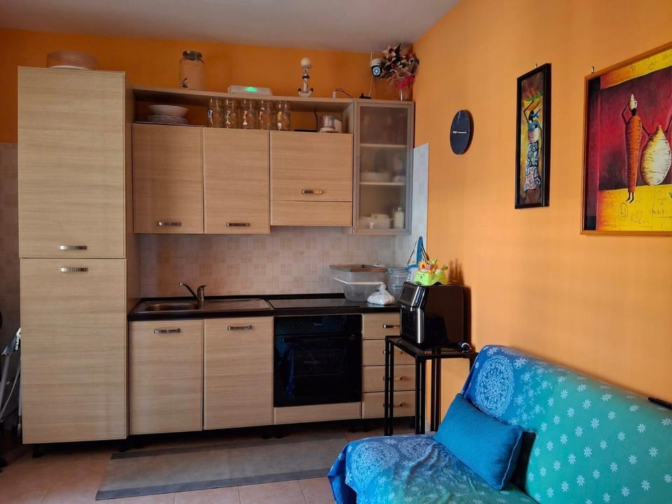 Kitchen or kitchenette, Living room, Dining area, oven, stove