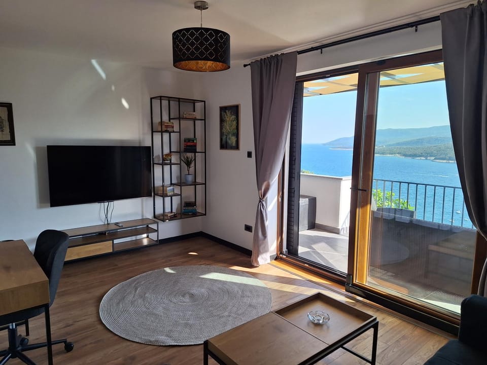 Communal lounge/ TV room, Natural landscape, TV and multimedia, Balcony/Terrace, Living room, Seating area, Sea view