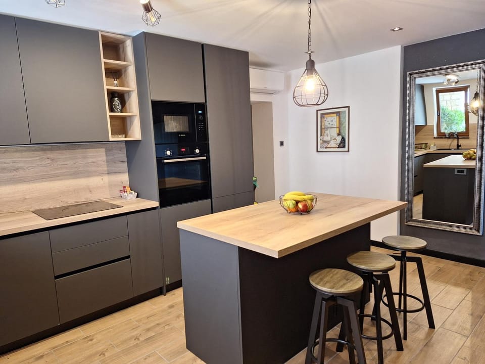 Kitchen or kitchenette, microwave, oven, stove