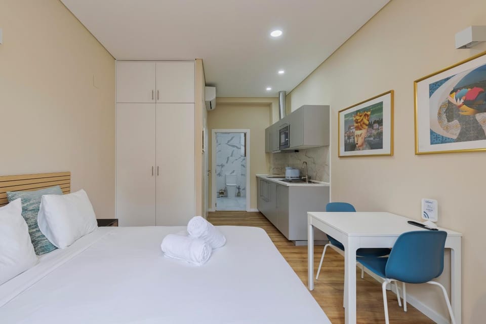 Bed, Kitchen or kitchenette, Dining area, towels