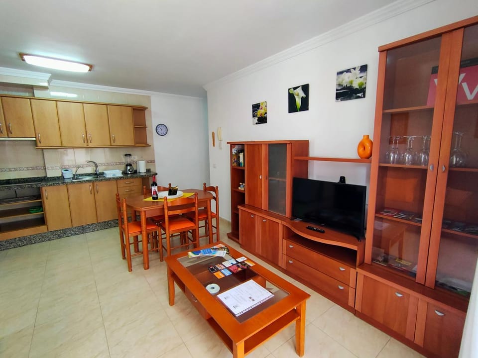 Communal lounge/ TV room, TV and multimedia, Living room, Seating area, Dining area