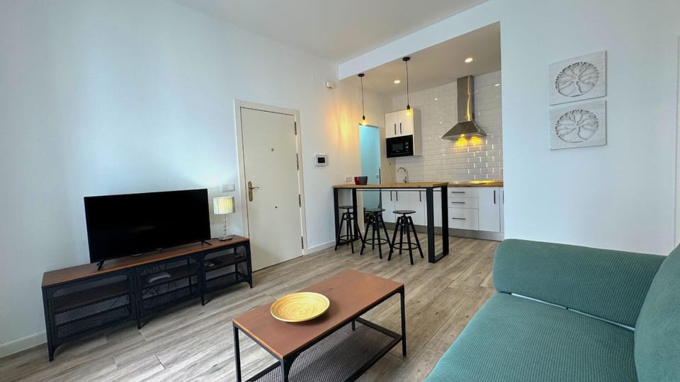 Communal lounge/ TV room, TV and multimedia, Living room, Seating area, Dining area, Evening entertainment