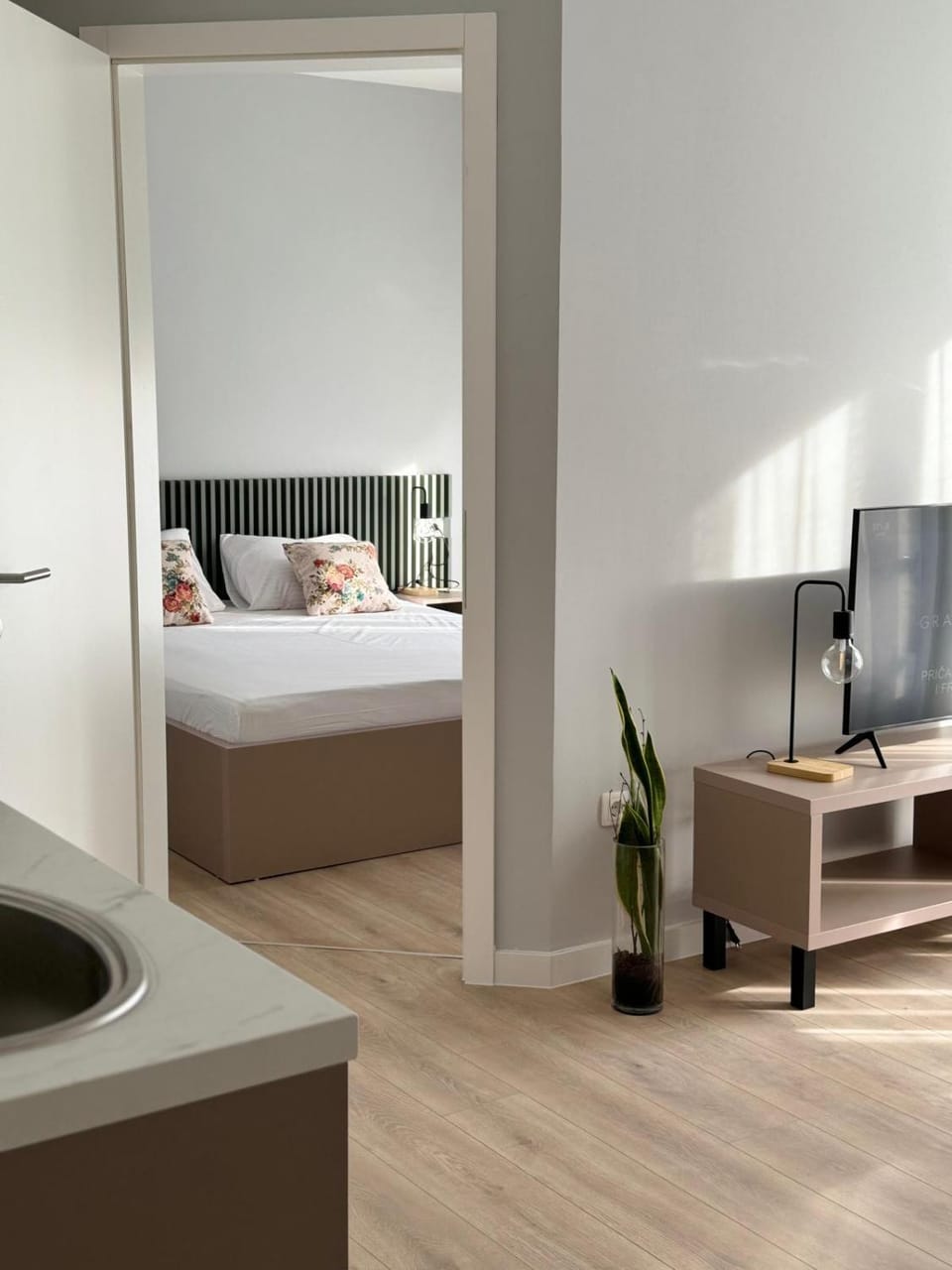 Bed, TV and multimedia, Photo of the whole room, Bedroom