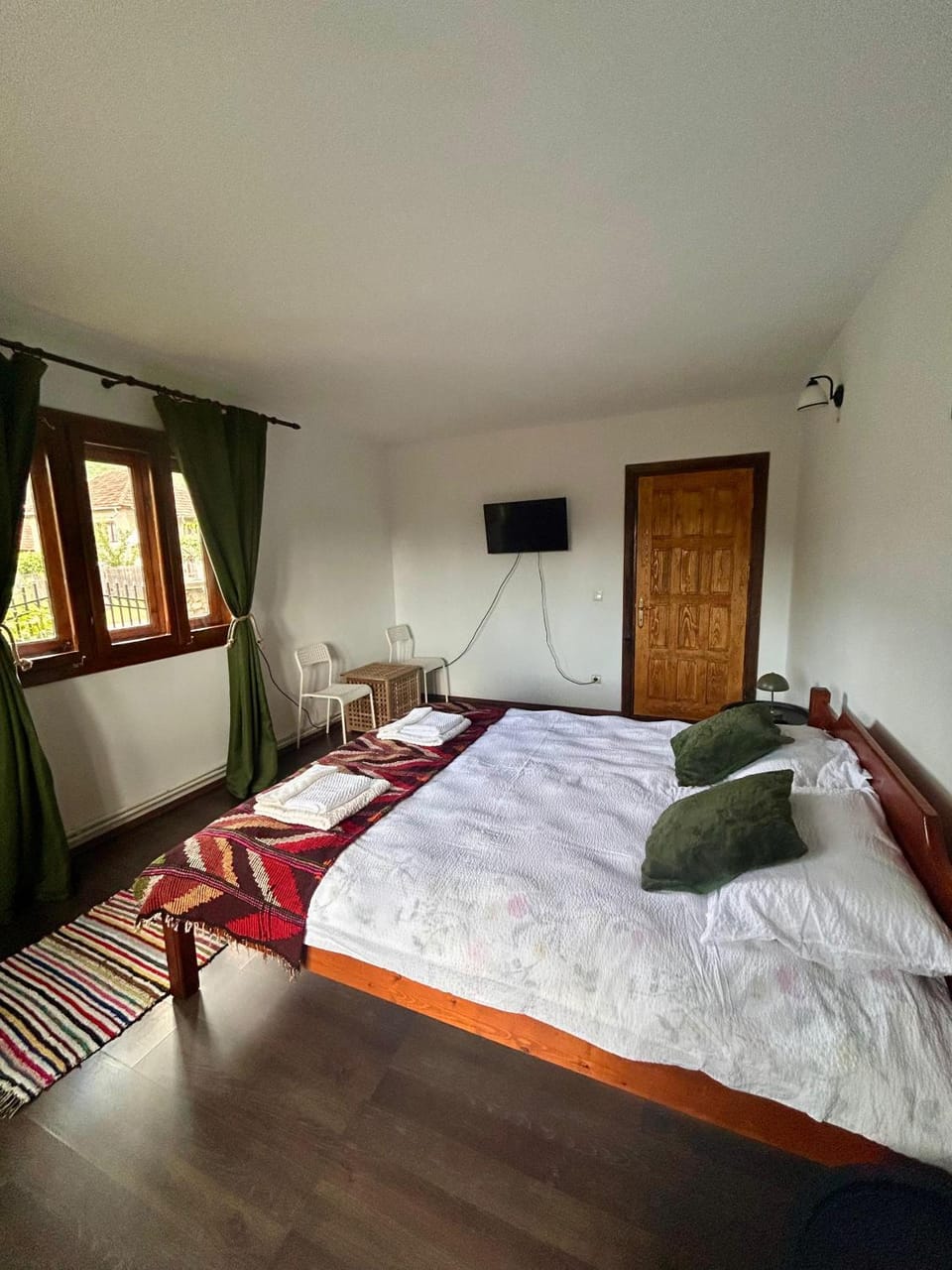 Bed, TV and multimedia, Photo of the whole room, Evening entertainment, Bedroom, towels