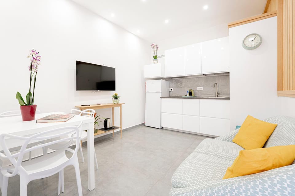 TV and multimedia, Kitchen or kitchenette, Living room, Seating area, Dining area